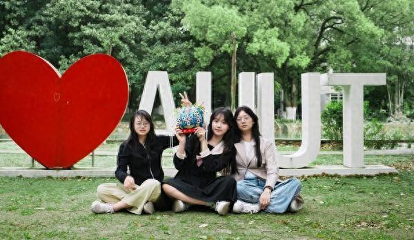 环保与传统美学的融合：3女生易拉罐凤冠走红