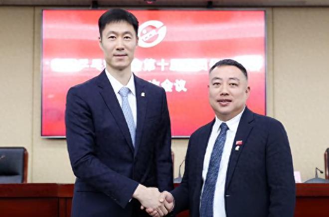 乒协合照暴露未来走向：马龙靠边站，王励勤站C位，刘国梁消失