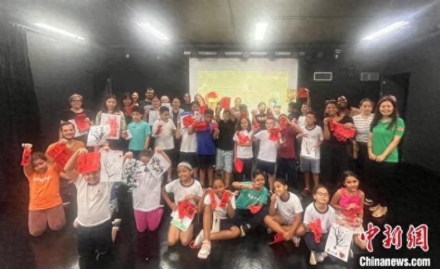 巴西圣保罗小学生国际中文日体验“汉字之美”