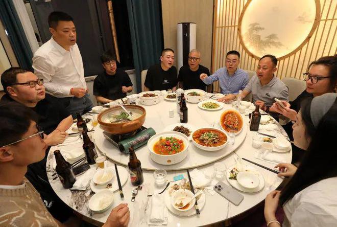 这个饭局，三家米其林餐厅、两家老年食堂、杭城多位知名餐饮老板......都来了！