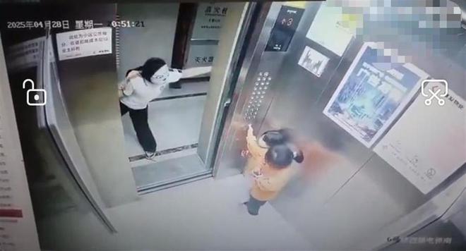 惊！福建龙岩小区电梯内小女孩遭面具女孩恐吓，福建龙岩小区电梯惊魂：小女孩被面具女孩恐吓