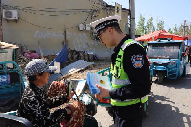 走村串户“话”安全，惠民交警全力筑牢乡村平安路