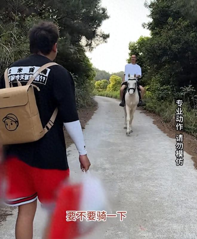 农村小伙19岁挣100万，技校毕业开挖掘机，现有5栋别墅却摆摊养猫