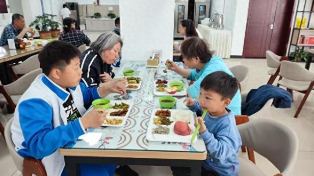 北京门头沟三镇向游客开放政府共享食堂 供应小米榆子饭等当地特色家常菜