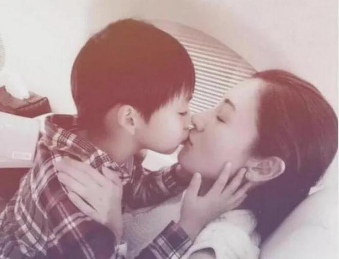 被畸形母爱毁掉的星二代：母乳12年，同床15年，狄莺儿子被毁了