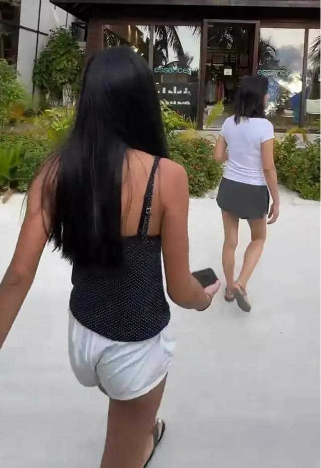 张庭母女俩去国外旅游购物，吐槽东西太贵了，什么也没买
