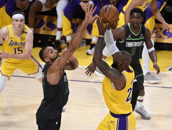 NBA季后赛首轮流量大队球星表现：詹姆斯、哈登、库里大比拼，NBA季后赛首轮：老派球星詹姆斯、哈登、库里的答卷