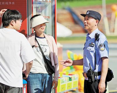 老民警郑圻华：退休前的最后一个“五一”执勤，“五一”特别的岗：老民警郑圻华的最后一班“五一岗”