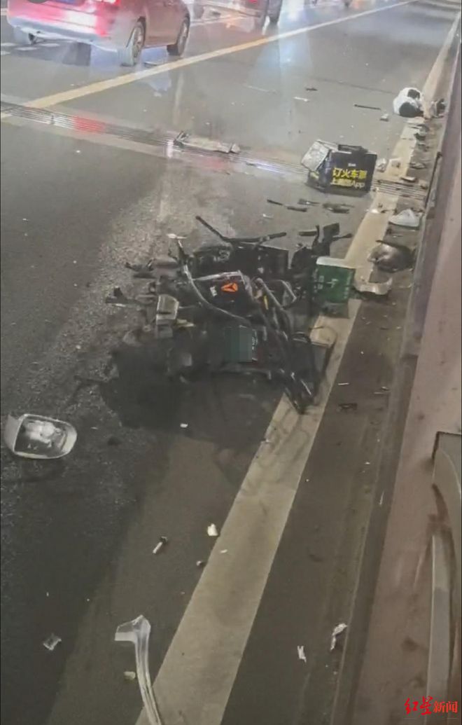 男子驾车逆行撞倒骑手后下车逃逸 休班交警路过目睹事故，停车追赶抓获肇事司机