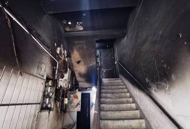 楼下电瓶车起火老夫妻逃生时被烧伤，消防解析躲火避烟注意事项