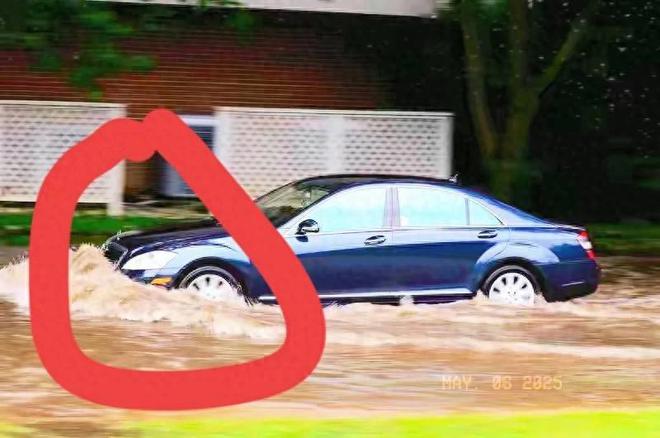 2025年那场暴雨：油车、电车、拖车与城市的考验，暴雨下的城市：油车电车大比拼，拖车的“商机”