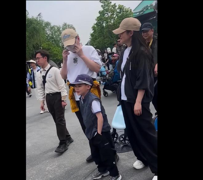 陈建斌蒋勤勤一家环球影城之旅，尽显家庭幸福