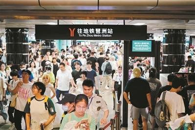 广州地铁“五一”：客流涌动的假期