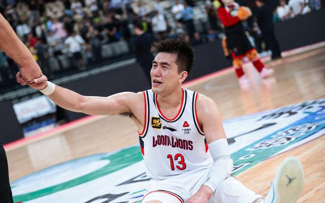 郭艾伦伤病回顾与后悔带伤复出：球员伤病抉择的反思